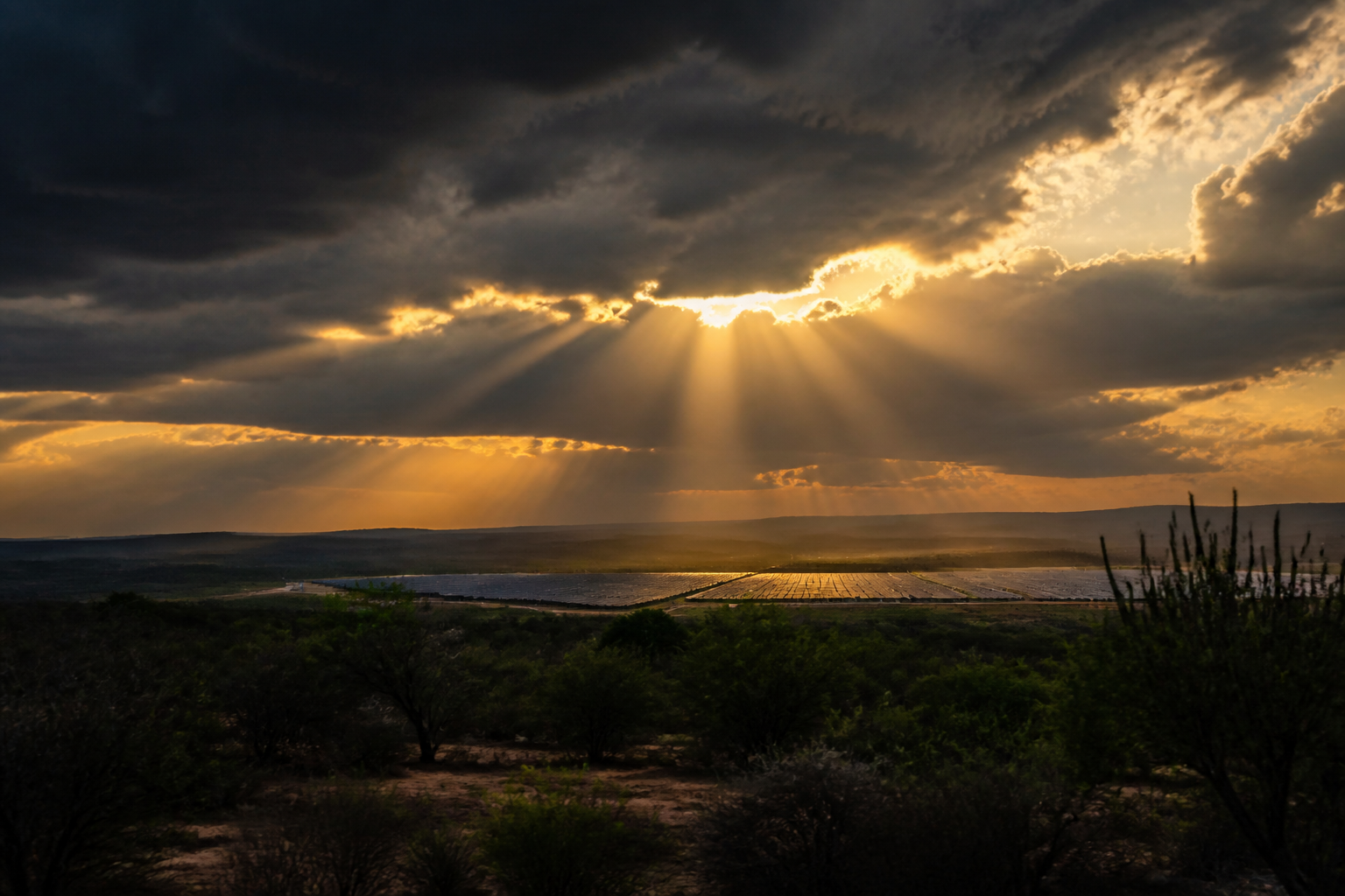 Sol entre nuvens sobre a paisagem